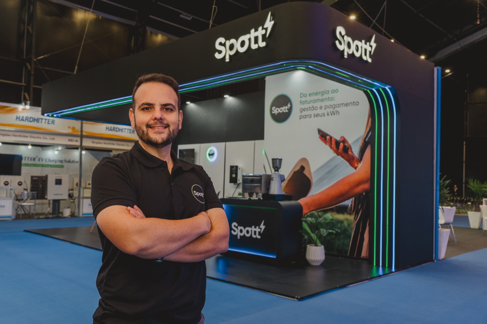 Estande da Spott com design iluminado