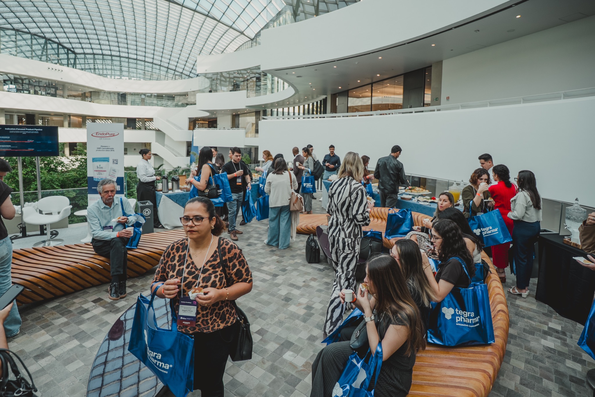 Participantes em momento de networking durante congresso corporativo