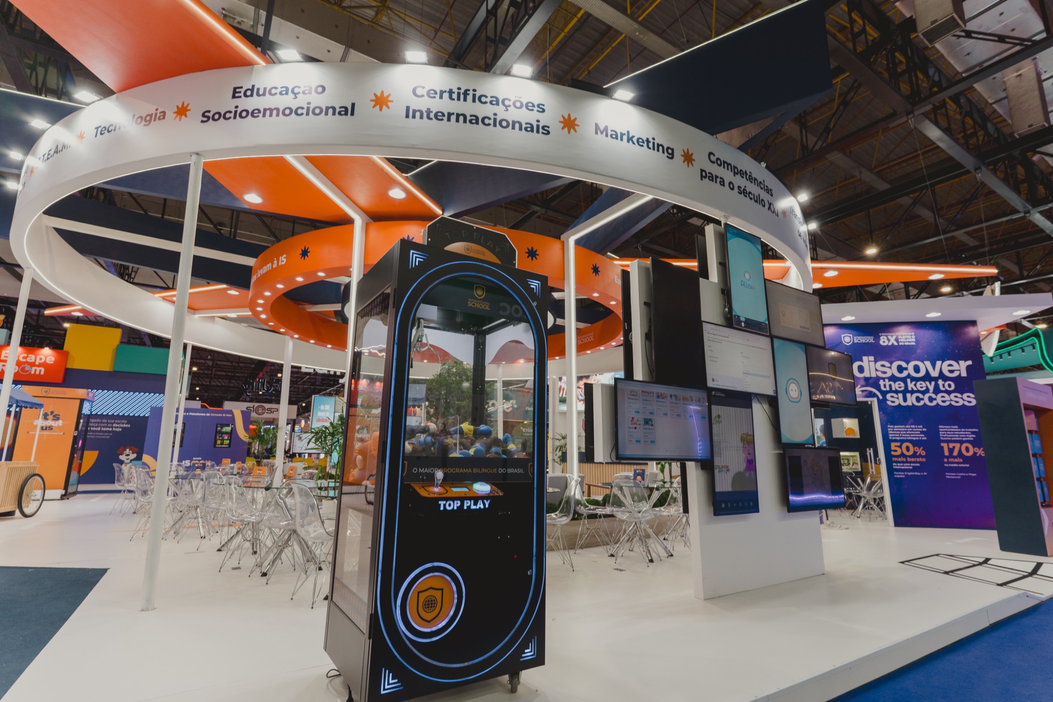 Networking e conversa comercial dentro de estande em feira